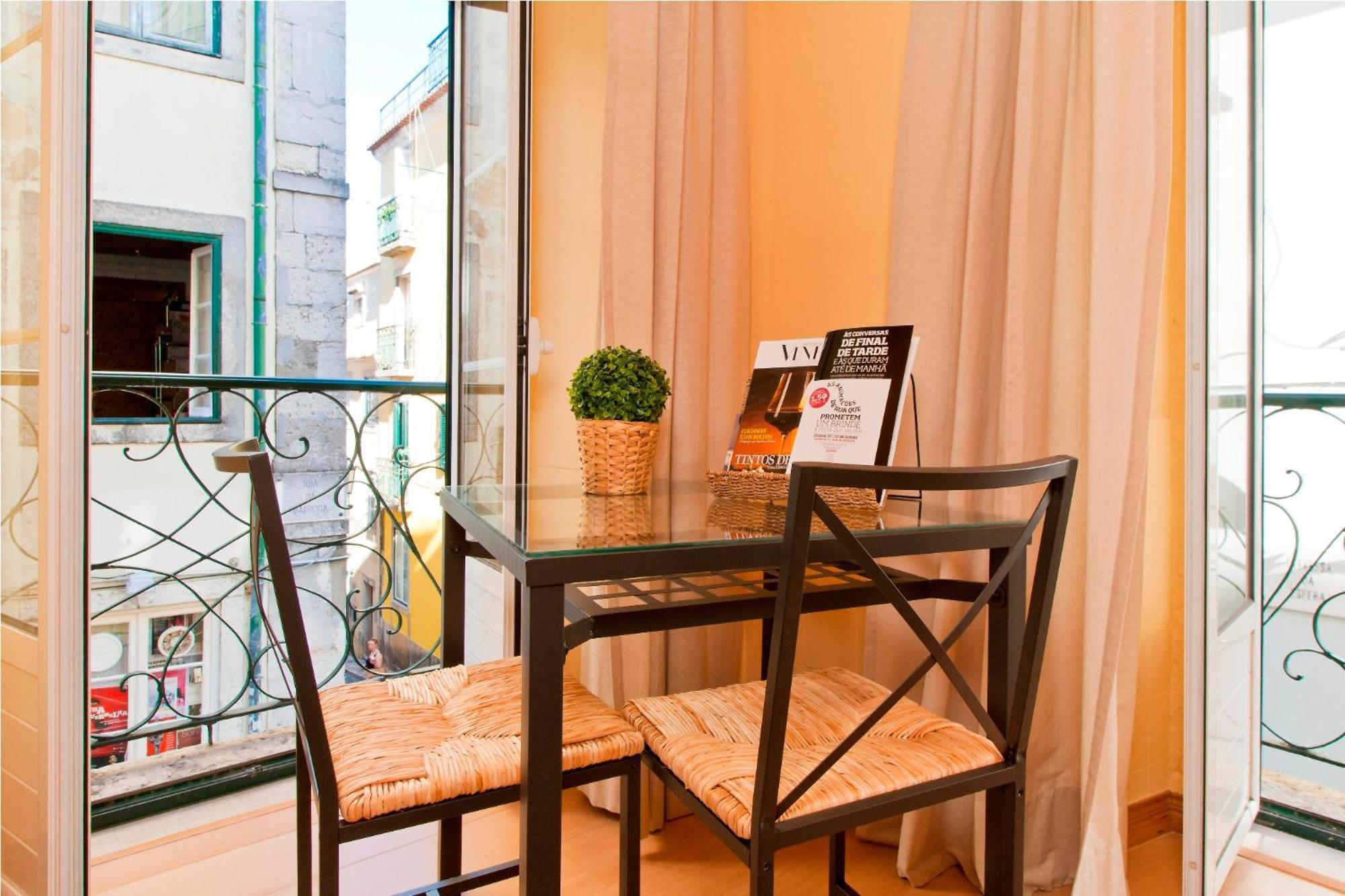 Apartamento In Vibrant Bairro Alto *