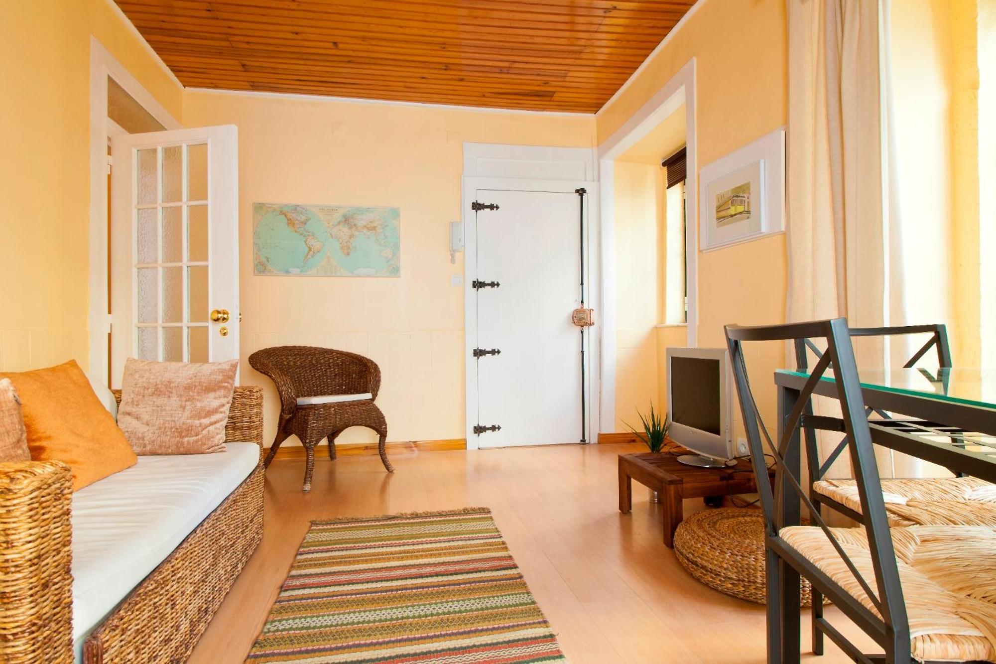 Apartamento In Vibrant Bairro Alto *
