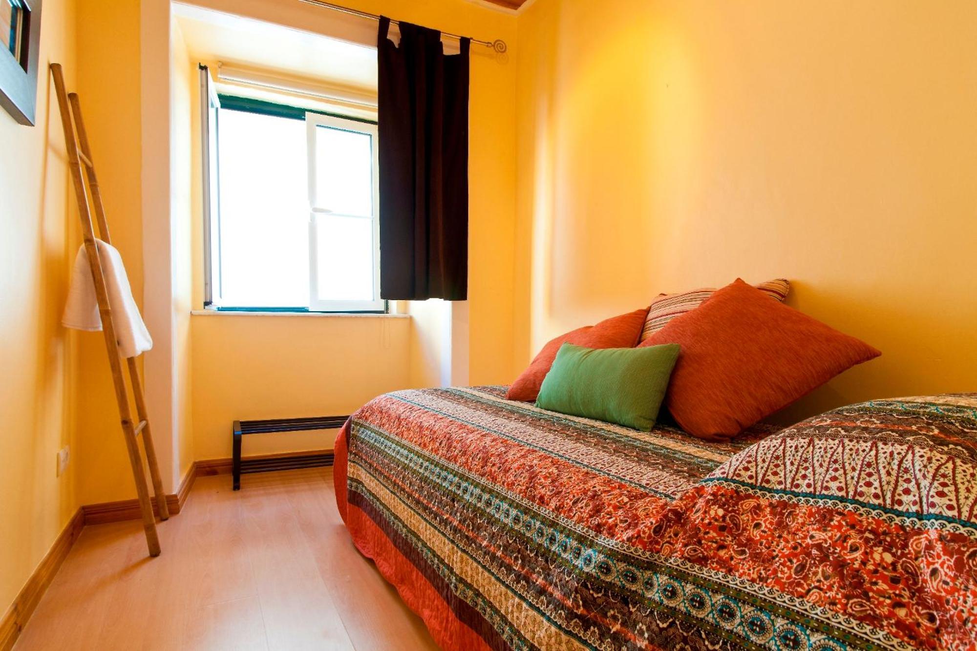 Apartamento In Vibrant Bairro Alto *
